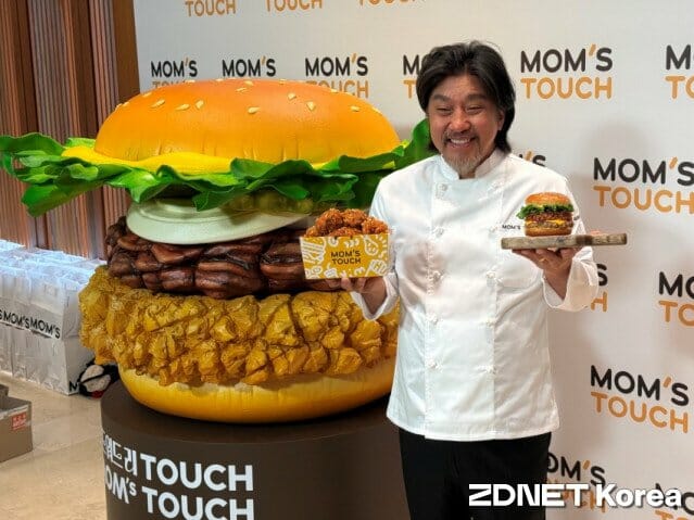 에드워드 리가 맘스터치와 협업한 제품을 손에 들어 보이고 있다