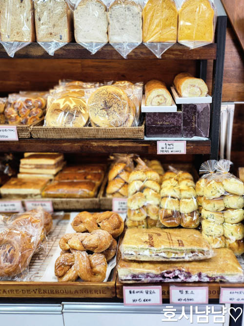 하남 인디오븐 인기 빵 &ndash; 소보루&amp;#44; 밤빵&amp;#44; 모닝빵&amp;#44; 크로와상 등 구운 빵이 진열된 모습