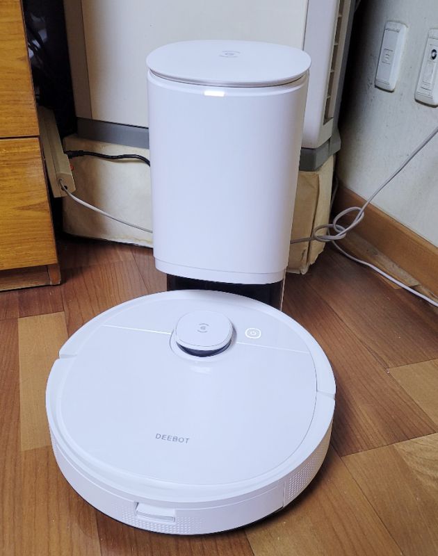 디봇T9과 먼지를 자동으로 비워주는 스테이션