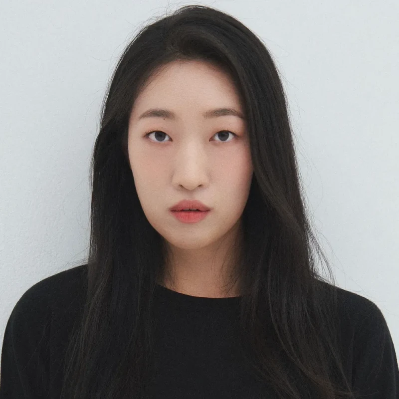 흰색배경에 긴머리에 검은 티를 입고 있는 배우 이한별