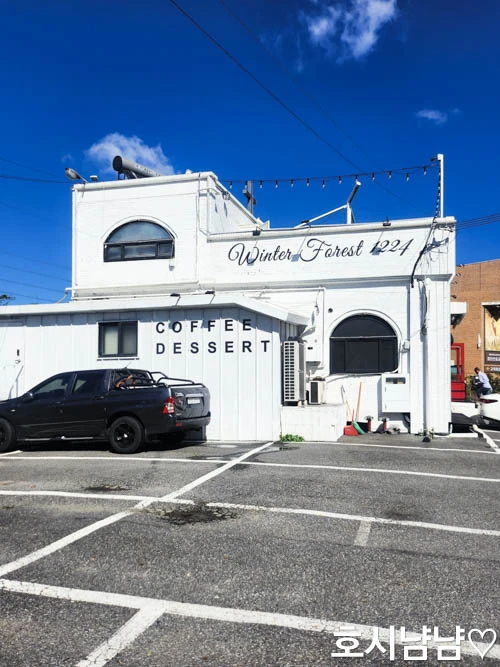팔당 검단산 대형카페 윈터포레스트1224 외관 &ndash; 하얀 건물과 넓은 주차장이 돋보이는 감성카페