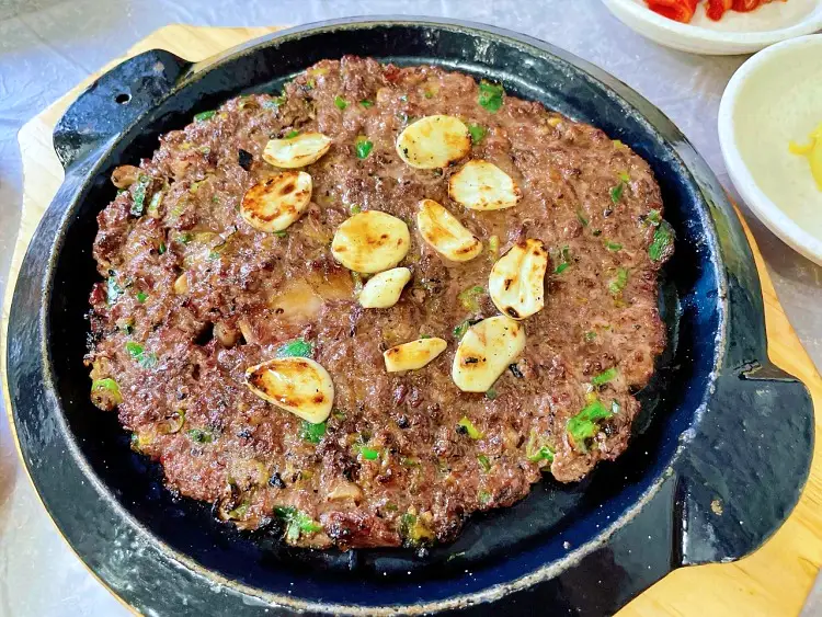 토요일은 밥이좋아 역대급 국물맛 곰탕, 한우 떡갈비, 가마솥밥 맛있는 식당 군산 맛집 추천 토밥즈 방송정보
