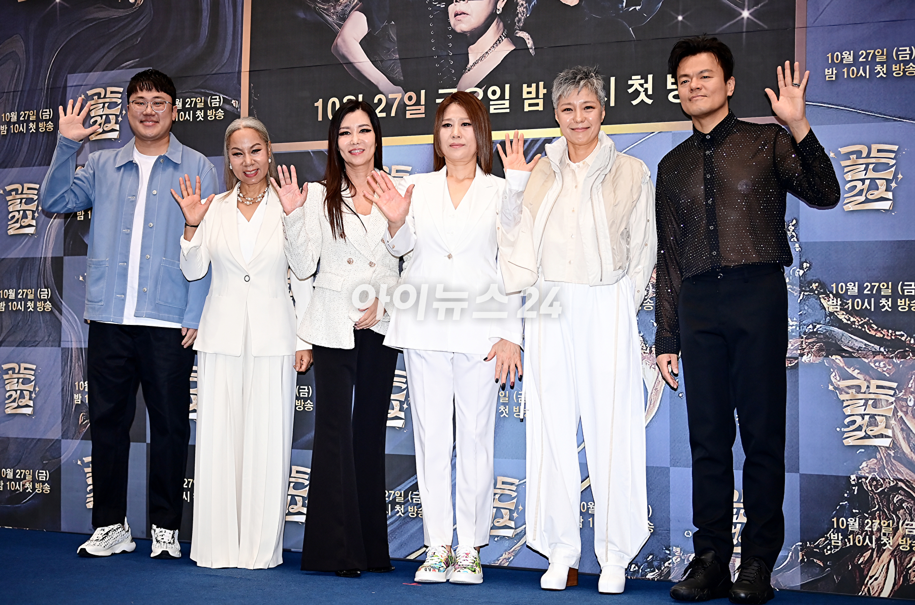 양혁 PD&#44; 가수 인순이&#44; 박미경&#44; 신효범&#44; 이은미&#44; 박진영이 26일 오후 서울 여의도 KBS에서 열린 KBS 2TV &#39;골든걸스&#39; 제작발표회에서 포토타임을 갖고 있다. [사진=곽영래 기자]