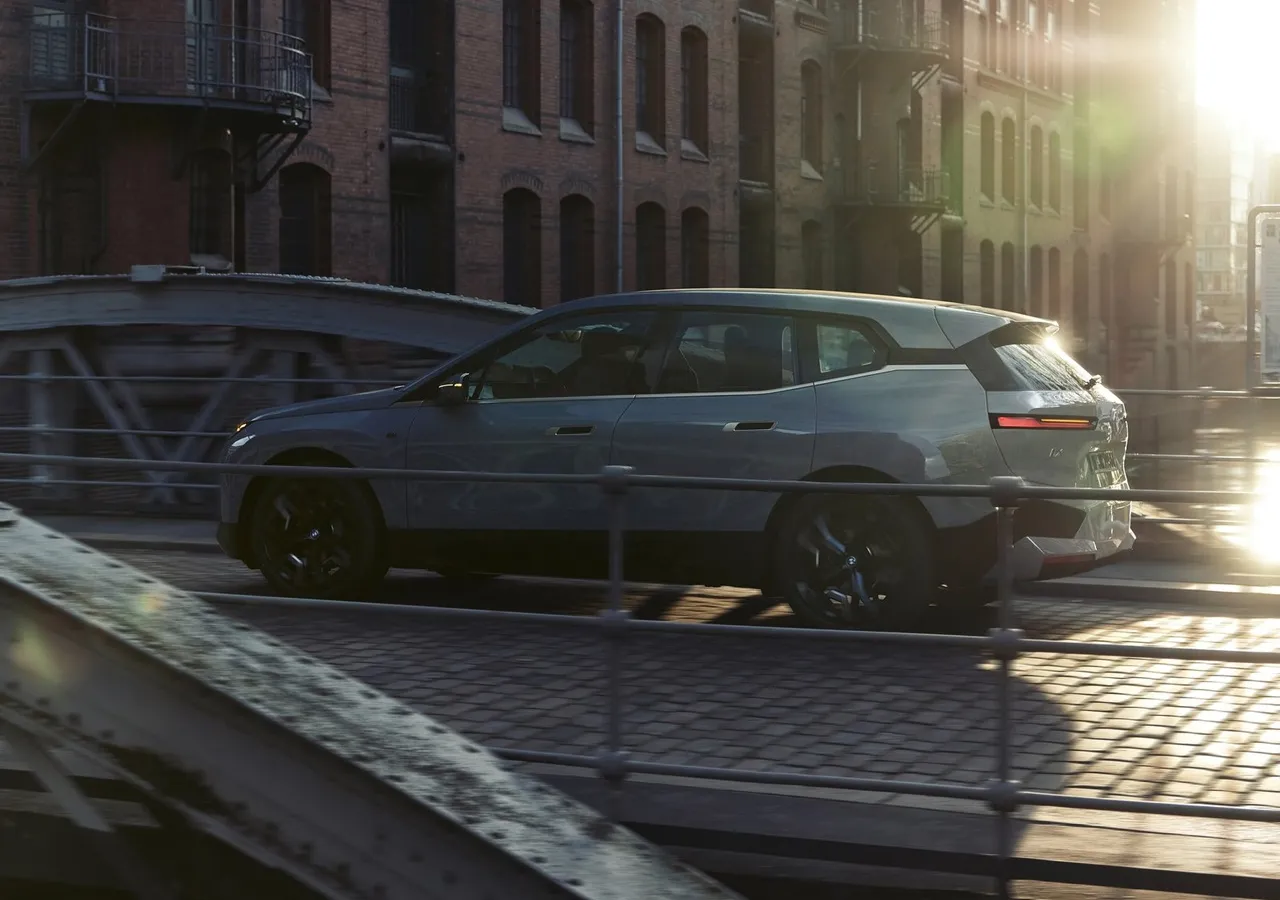 BMW IX M60 차량 이미지