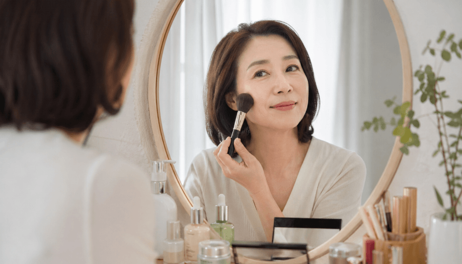 40대 여자가 거울 앞에서 화장하는 모습