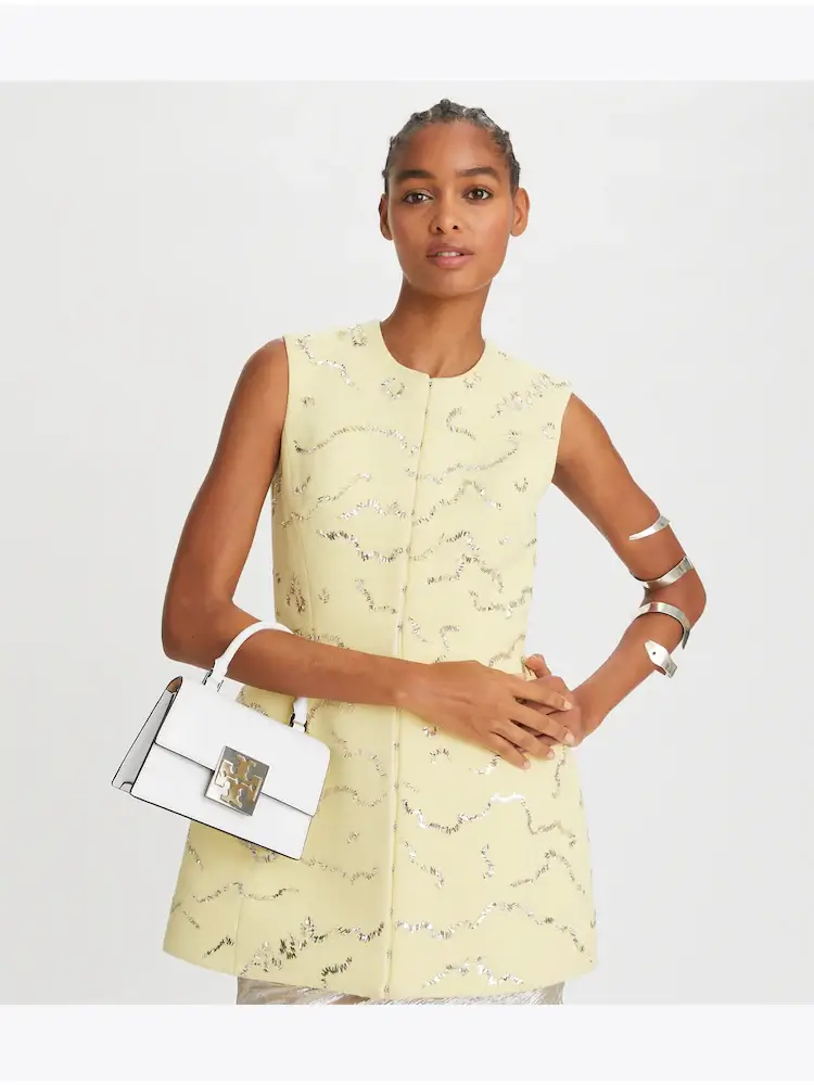 토리버치 백 오프화이트 모델착장2