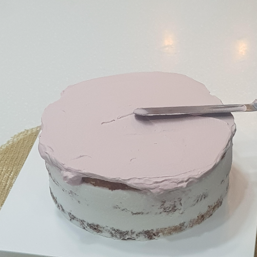 실수를 방지하기 위해 신중하게 레터링 케이크 작업을 진행하고 있는 7년 차 사장의 모습