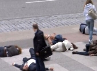 길거리에-여러사람이-쓰러져있는-모습으로-보고-놀라는-남성