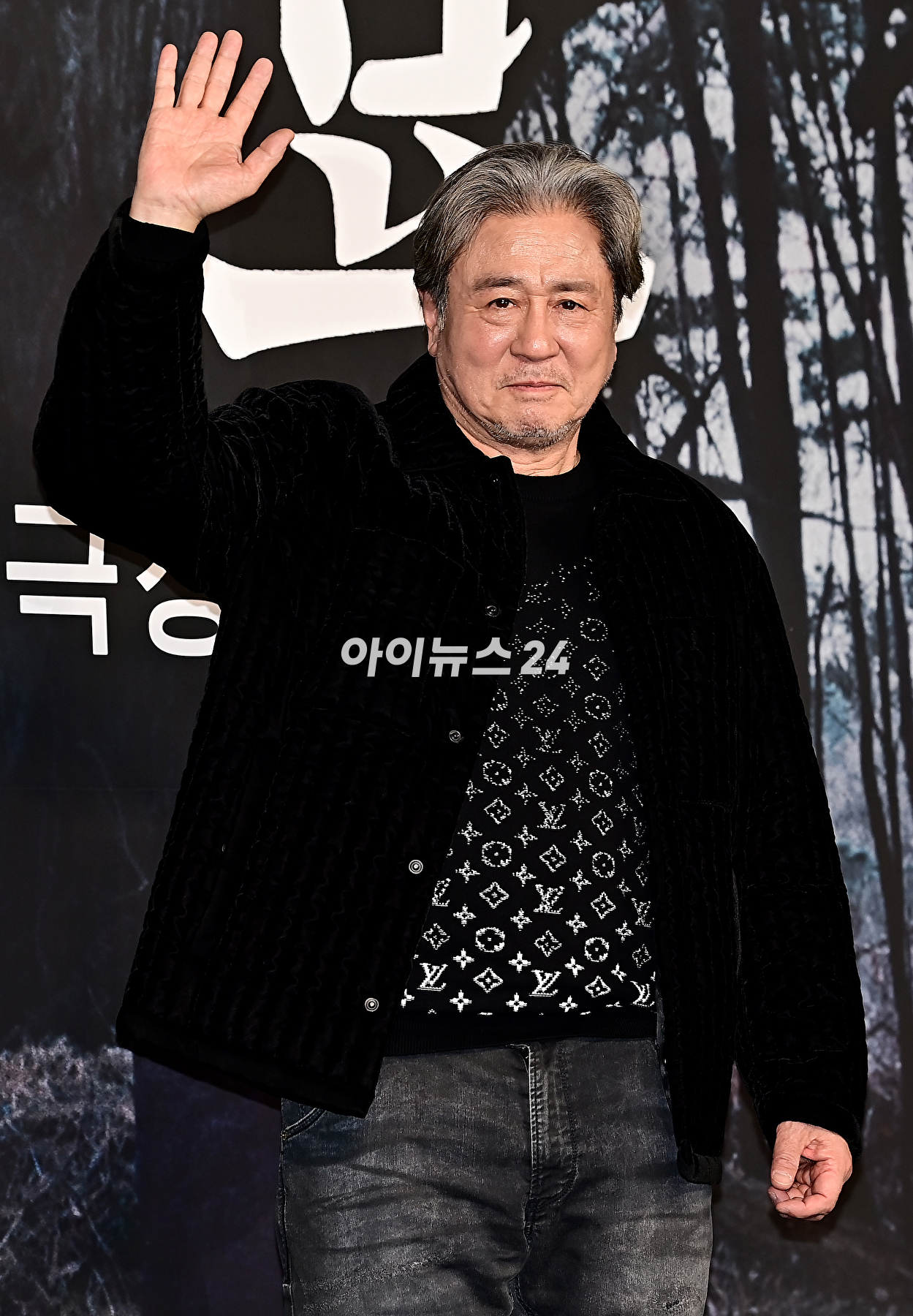 배우 최민식이 17일 오전 서울 중구 더 플라자 호텔 서울에서 진행된 영화 &#39;파묘&#39;(감독 장재현) 제작보고회에 참석해 포즈를 취하고 있다. [사진=곽영래 기자]