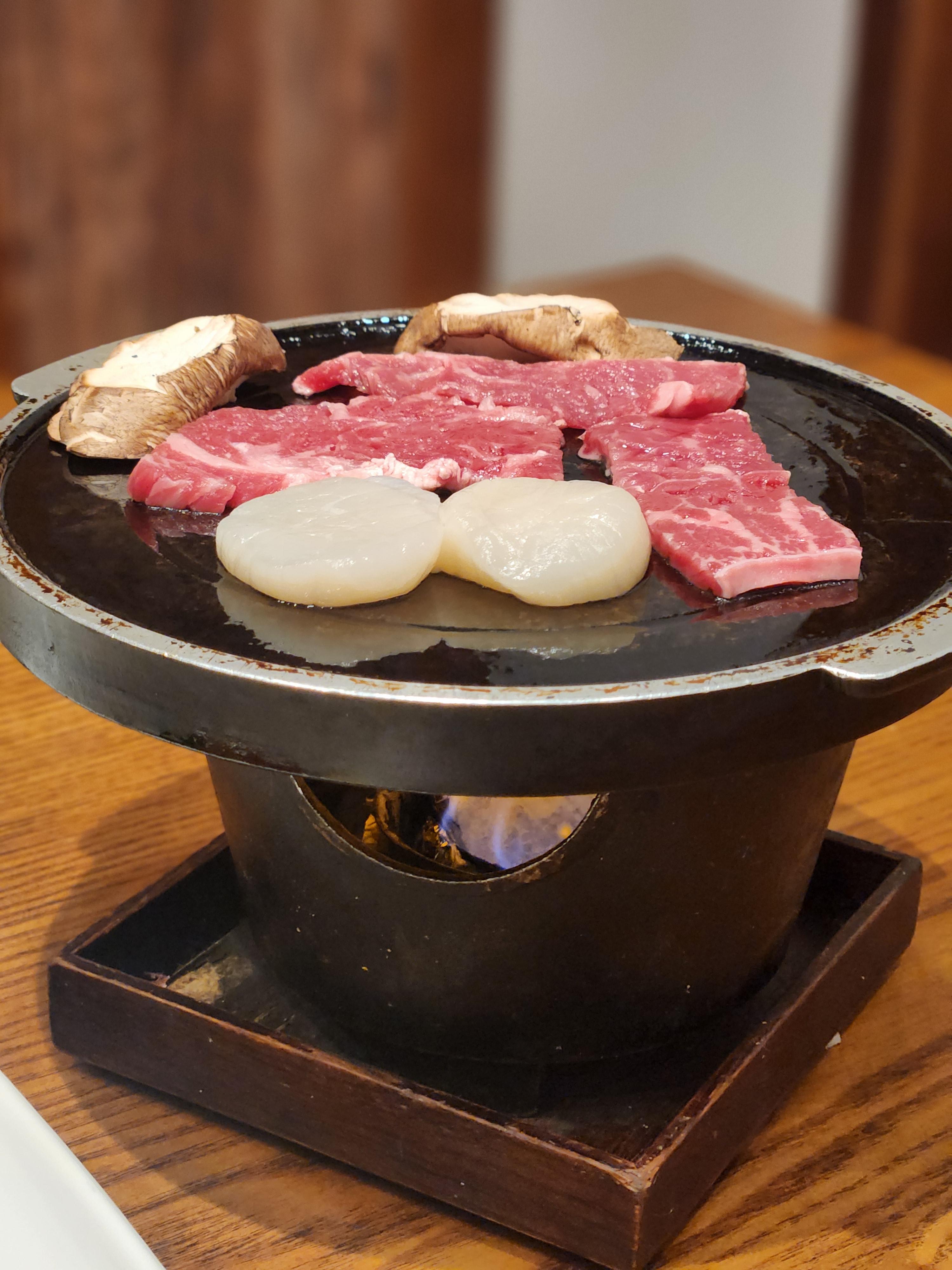 불 위에서 은근히 익어가는 소고기와 관자, 버섯 삼합