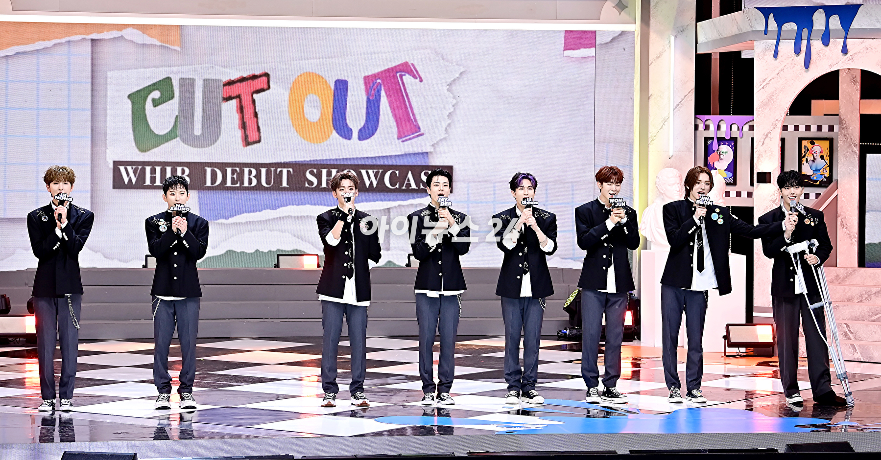 그룹 휘브(WHIB)가 8일 오후 서울 상암동 SBS프리즘타워에서 열린 싱글 1집 'Cut-Out'(컷-아웃)을 발매 기념 쇼케이스에 참석해 포토타임을 갖고 있다. [사진=곽영래 기자]