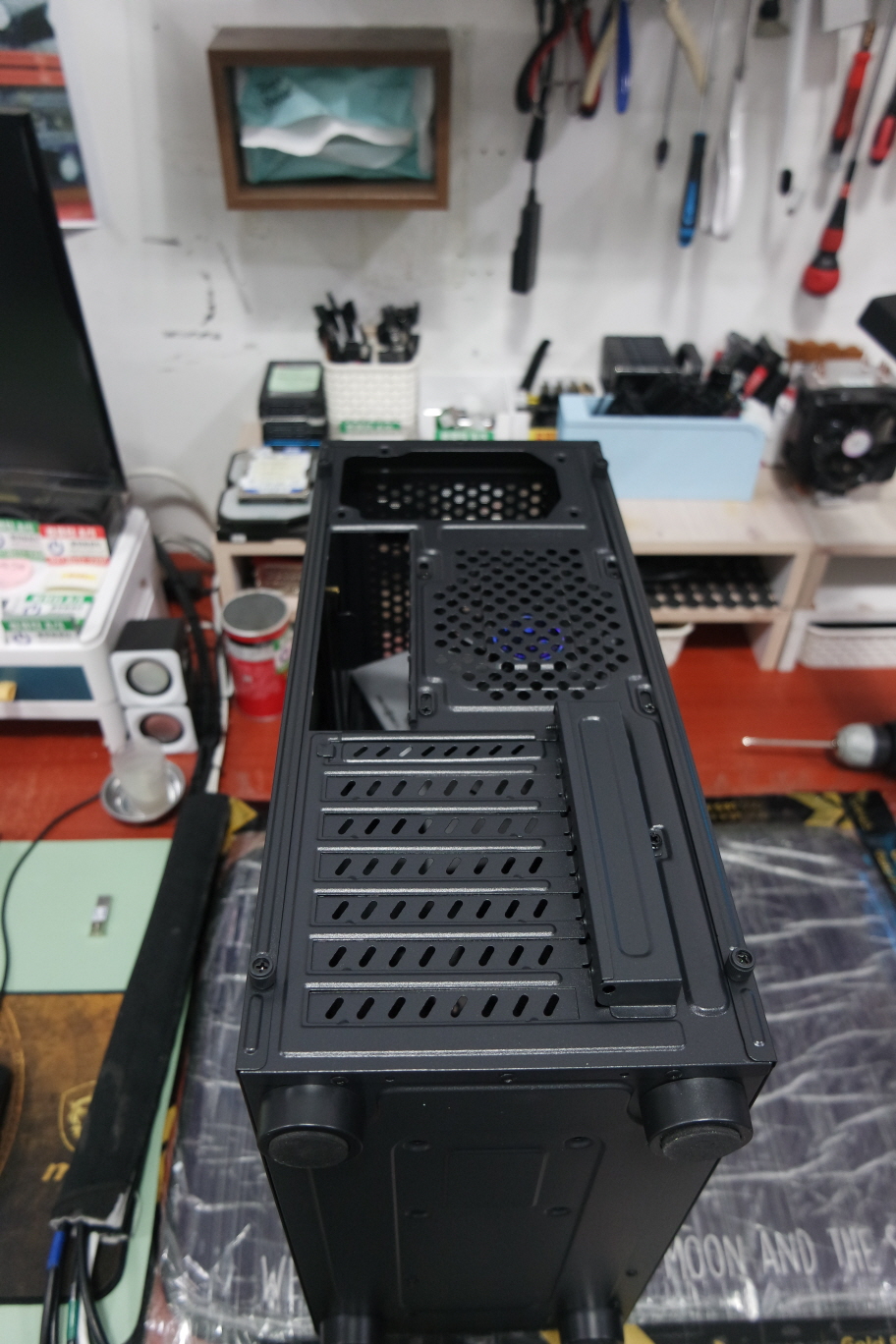 케이스 후면 포트의 생김새입니다.