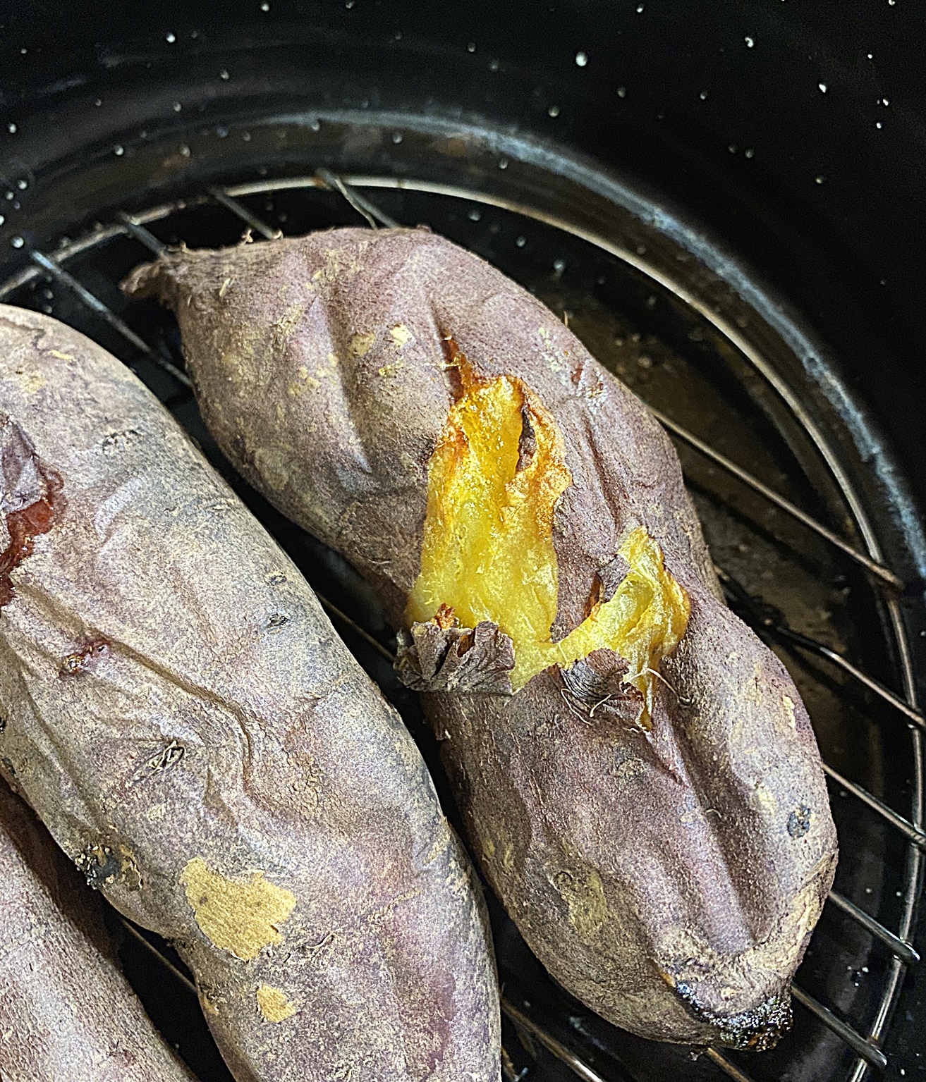 직화구이로 구워진 고구마 2