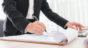 계산기로 서류검토하는 모습