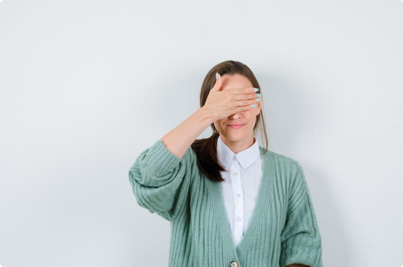 눈을 가리는 여성