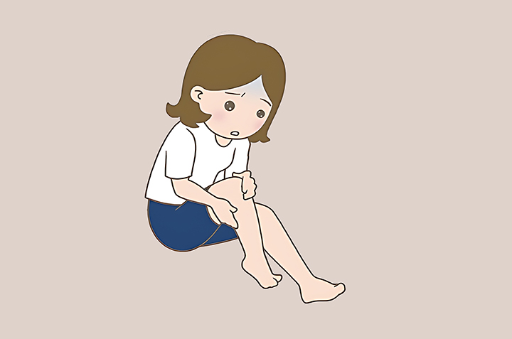 발바닥-뻣뻣함을-느끼는-여성