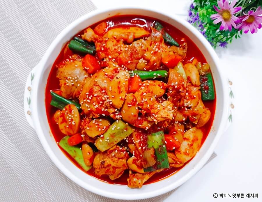 완성된 닭도리탕을 그릇에 담아 플레이팅한 모습 닭도리탕 레시피