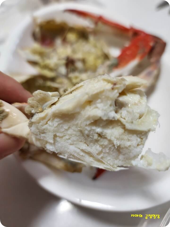 꽃게 4 등분한 것 중 한 조각 (살이 꽉 차 있음)