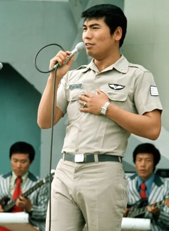 나훈아 젊은 시절 무대에서 노래하는 사진