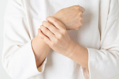 손목을 잡고 있는 여성