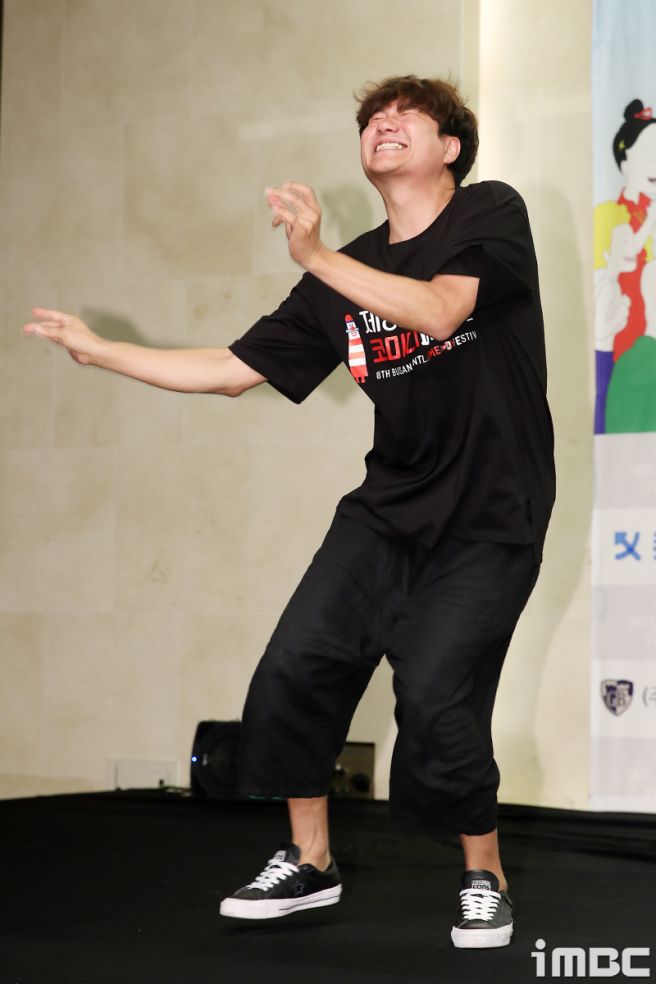 임우일의 유튜브 성공 스토리는 여기서 멈추지 않았다. 그는 '180초', '와그티비', '6번 출구' 등 여러 스케치 코미디 채널에 참여하며 폭발적인 인기를 얻기 시작했다.