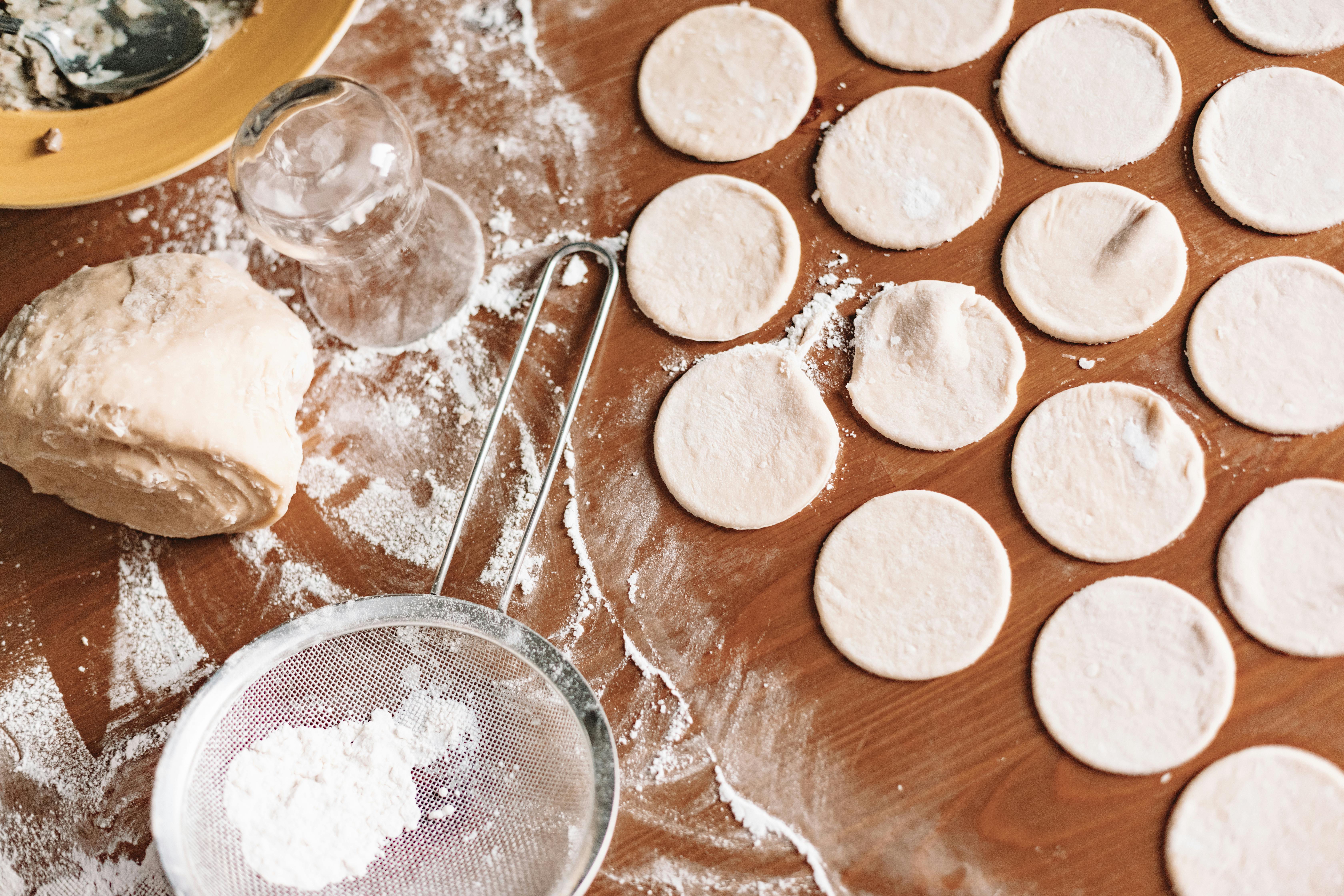 주먹을 든 채 망설이는을 상징하는 이미지