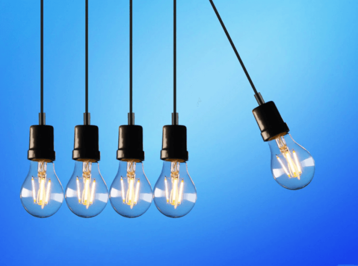 일렬로 나란히 서있는 전구(썸네일 용)