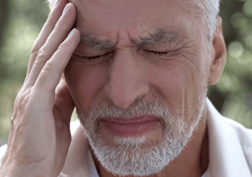 뇌경색 증상을 겪는 노인