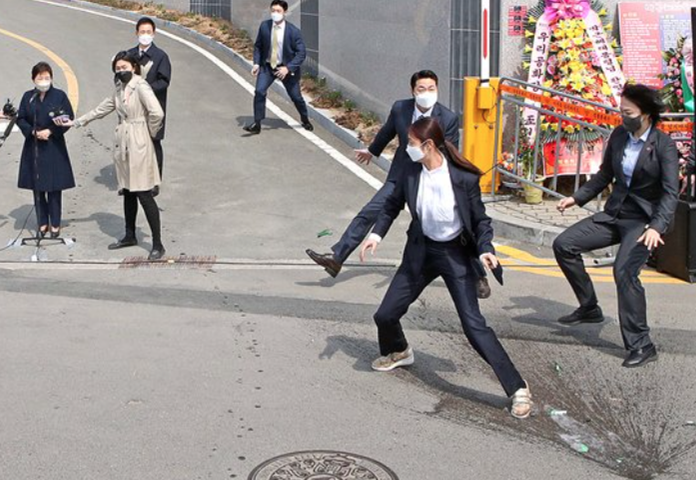 박근혜-전-대통령을-향해-소주병이-날라와-경호원들이-황급히-몸으로-막는-사진입니다.