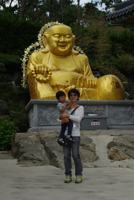 거대한 불상 앞 엄마와 아들