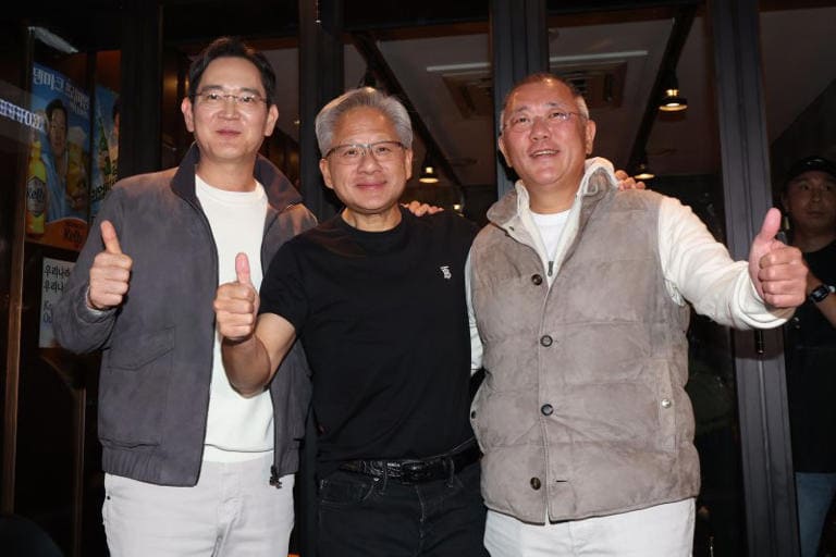 이재용 삼성전자 회장과 젠슨 황 엔비디아 최고경영자(CEO), 정의선 현대차그룹 회장이 30일 저녁 서울 삼성동의 한 치킨집에서 '치맥' 회동을 마친 후 인사를 하고 있다.