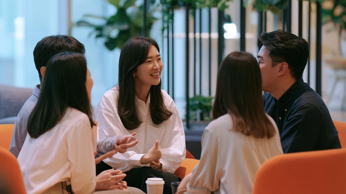 동료와 성과급 이야기를 가볍게 나누는 모습