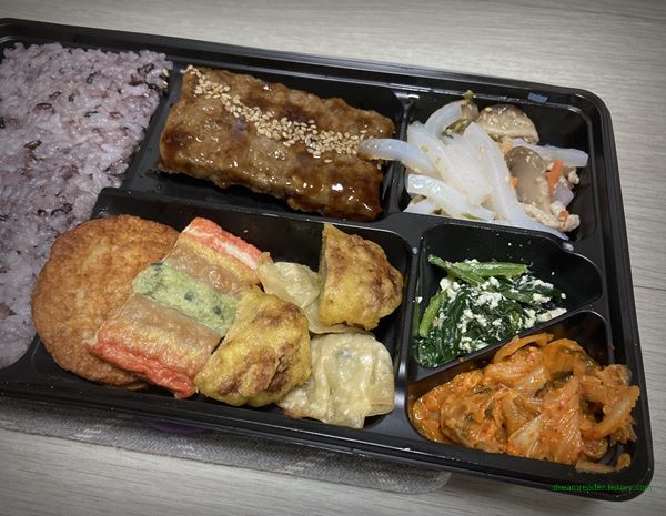 CU 편의점 남도떡갈비정식 도시락(2022년 6월) 반찬들
옛날 동그랑땡, 오색 모듬전, 고기 튀김, 엄지 전통 물만두, 
시금치 두부 무침, 볶음 김치.