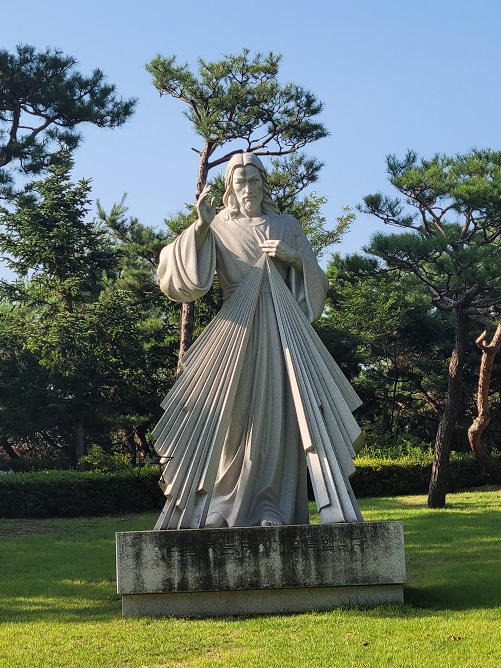 화성 남양 성모 성지에 있는 예수성심상 사진입니다.