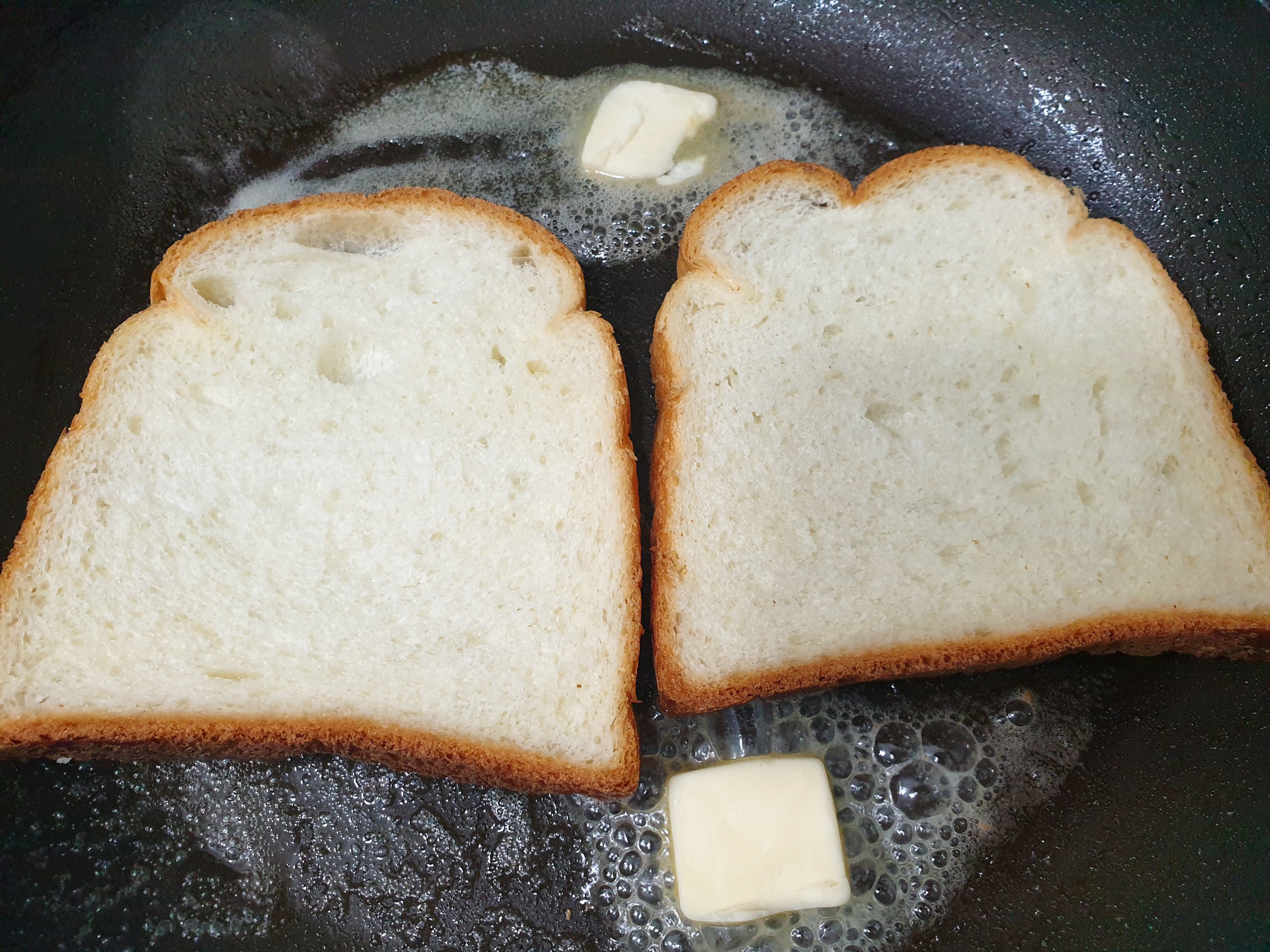 식빵 버터에 굽기