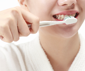 식후 칫솔질 하는 모습