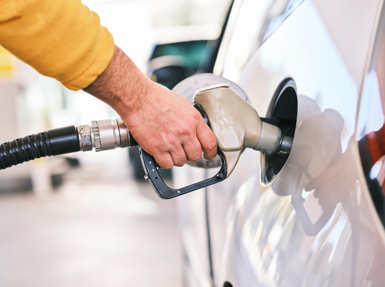 자동차에 주유하는 모습