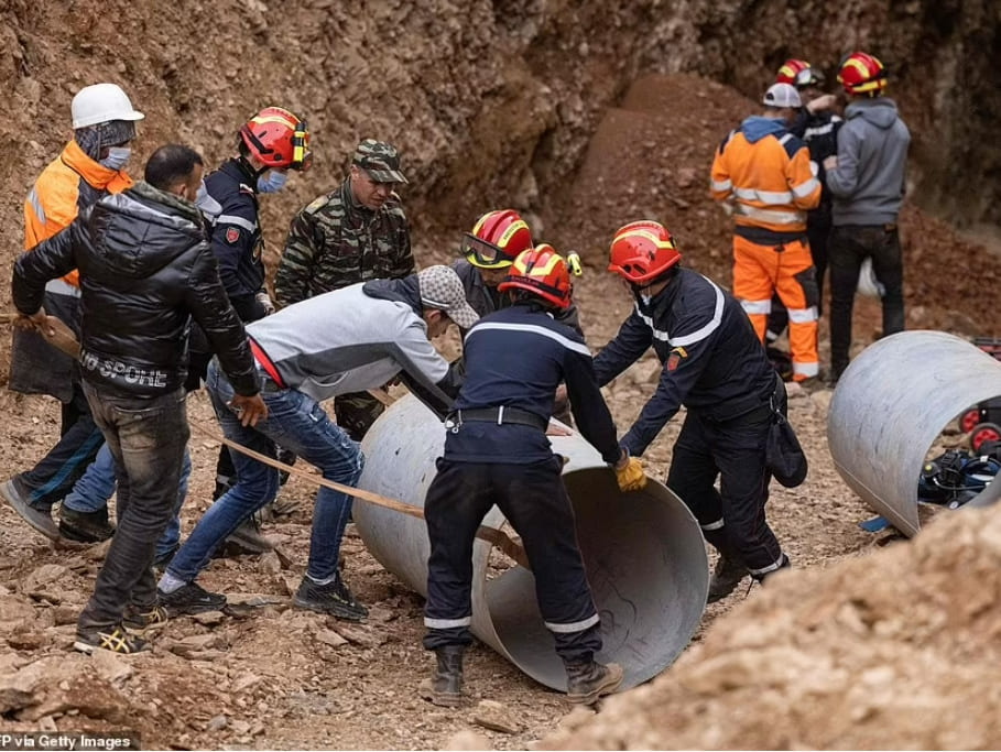 32m 우물 갱도에 빠진 어린아이 구출작전 VIDEO: Rescuers attempt to save boy trapped at the bottom of well in Morocco