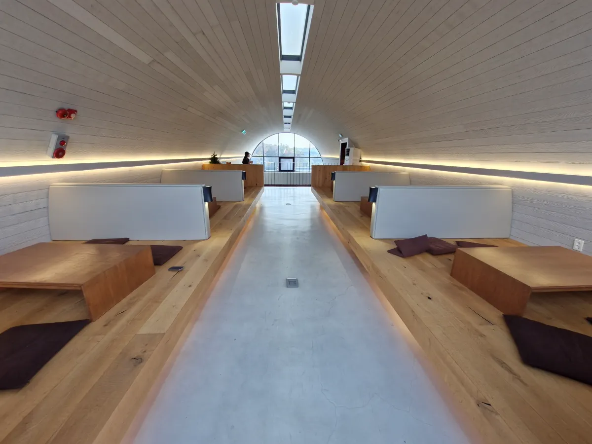 더반올가닉-3층-신발벗고-앉을-수-있는-좌석