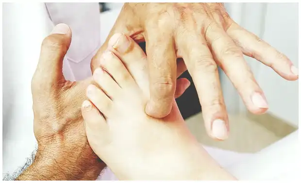 족저 근막염 치료법 (주사, 약, 걷기 중단 방법 등)