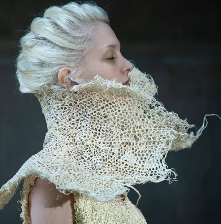 제나 할러웨이의 바이오매스 풀뿌리 패션 컬렉션 VIDEO: zena holloway launches a collection of bio-designs grown entirely from grass root