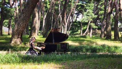 직접 피아노 연주한 사진