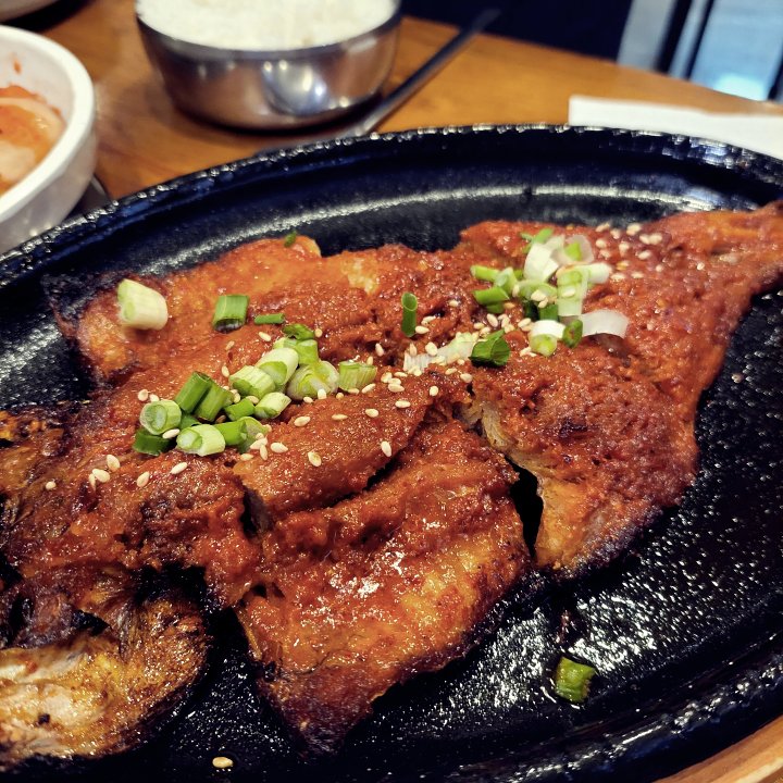 신촌 고기랑 식당에서 점심 식사로 나온 황태정식