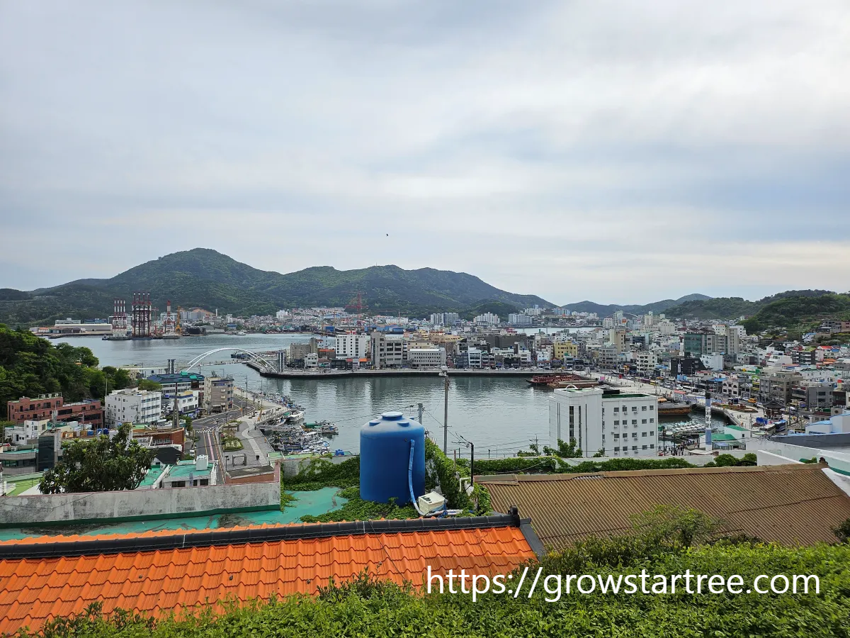 동피랑벽화마을 동포루에서 내려다본 모습