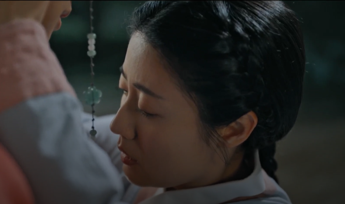 입맞춤 직후 당황스러움과 설렘을 동시에 느끼는 은조