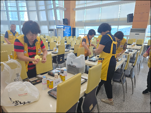 용인특례시의 광복 80주년 기념행사에서 대한적십자사 용인신갈청명봉사회가 독립유공자 후손에게 식사를 대접했다.