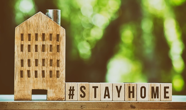 stayhome이라고 서있는 사진