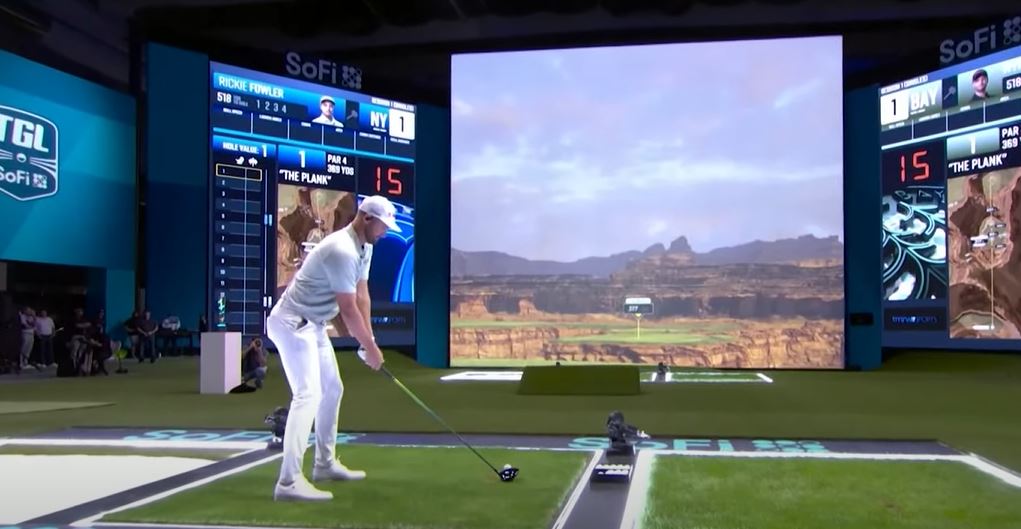 대형스크린 앞에서 티샷하는 선수 모습