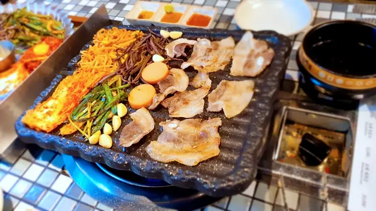 토요일은 밥이좋아 레트로 열풍 냉삼 파채, 콩나물무침, 부추무침, 구워먹는 고사리에 냉동삼겹살 맛있는 식당 연남동 맛집 추천 토밥즈 방송정보