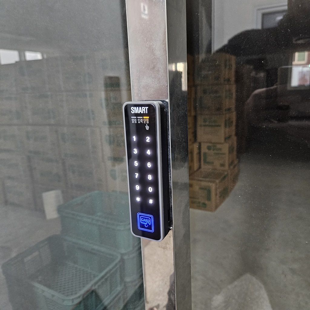부산 중구 부평동 사무실 창고 슬라이딩 미닫이 자동문 디지털 출입통제 도어락 번호 전자키 설치